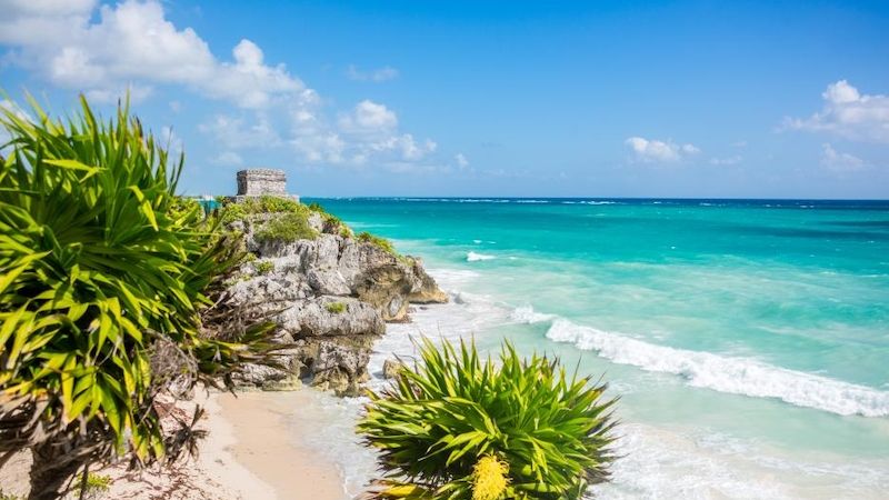 Odpočiňte si v Mexiku na nádherné pláži a zpestřete si pobyt poznáváním významných míst.