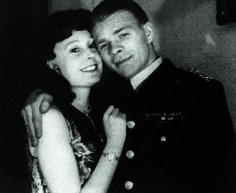 Se svou anglickou manželkou Trudie doma v Olomouci (1947)