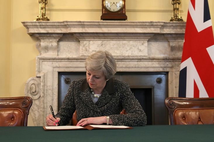 Britská premiérka Theresa Mayová podepisuje dopis, jímž oznamuje odchod Spojeného království z EU. 