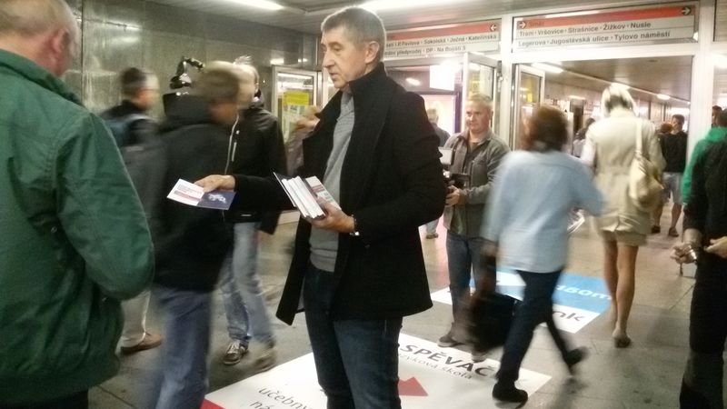 Ministr financí Andrej Babiš (ANO) rozdával v metru od šesti ráno koblihy a letáčky o elektronické evidenci tržeb (EET).