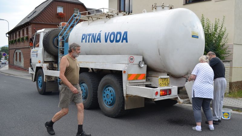 V Novém Boru část města zásobují pitnou vodou cisterny