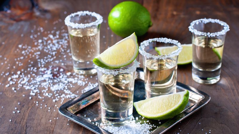 Mexická tequila se nejčastěji konzumuje čistá nebo jako součást vyhlášených míchaných nápojů.