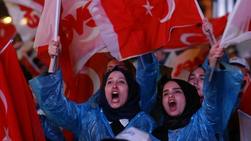 Stoupenkyně strany AKP v Ankaře slaví výsledky referenda