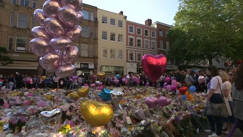 BEZ KOMENTÁŘE: Náměstí v Manchesteru zmizelo pod květinami, které tam lidé nosí na počest obětí teroristického útoku