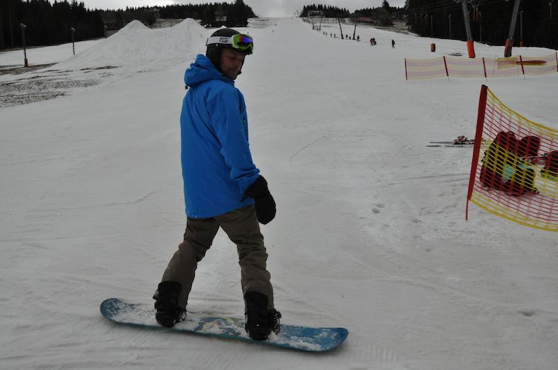 Kdo nezaváhal, našel o víkendu sjezdovky se sněhem, ale téměř bez lyžařů.