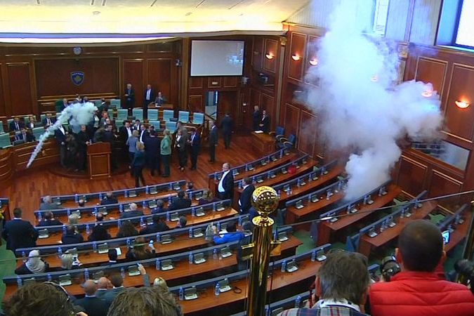 BEZ KOMENTÁŘE: Zasedání kosovského parlamentu přerušil slzný plyn