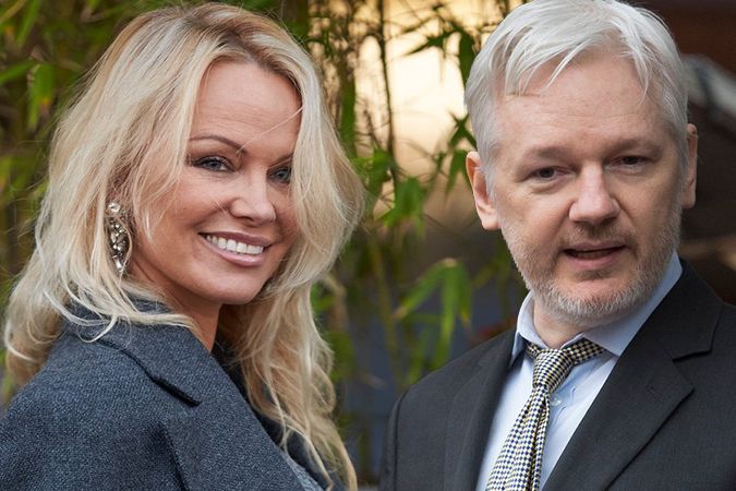 Pamela Anderson a Julian Assange