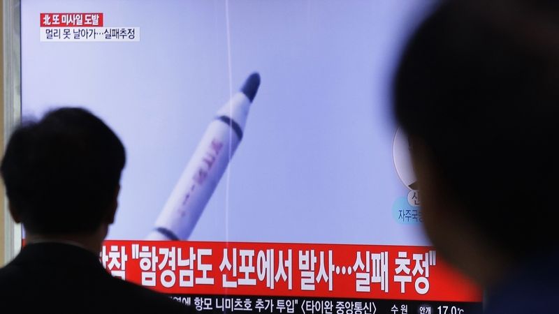 Jihokorejci sledují zpravodajství s archivním záběrem severokorejské rakety