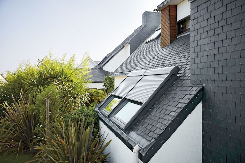 Venkovní roleta na střešním okně dokonale zatemňuje a sníží teplotu v podkroví.