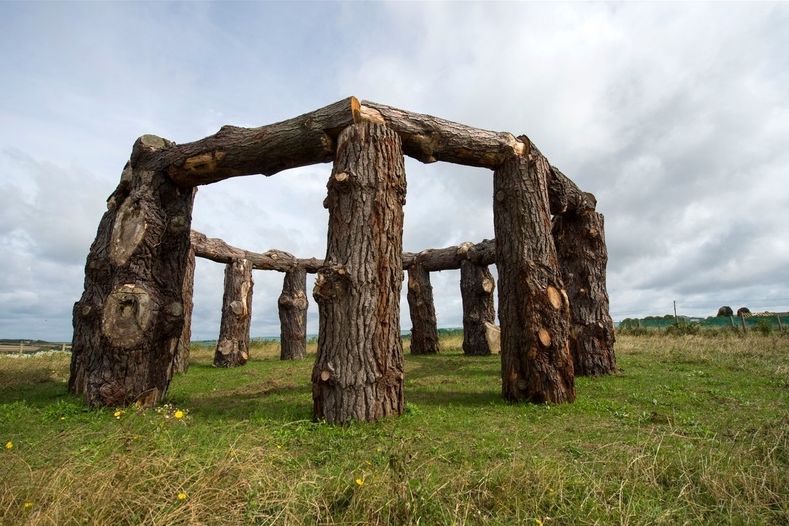 Dřevěný je pojmenován podle svého vzoru Stonehenge. Za pár týdnů své existence proslul jako Woodhenge.