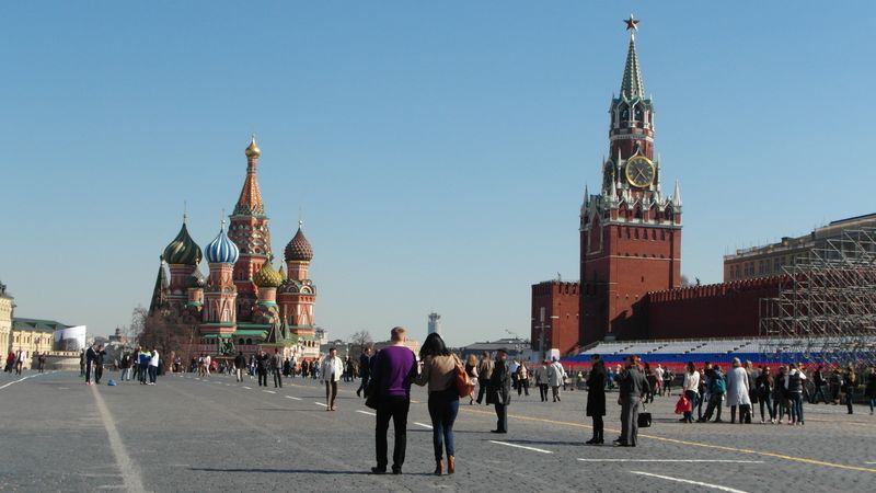 Dominantami Rudého náměstí jsou rudá zeď Kremlu a chrám Vasila Blaženého.