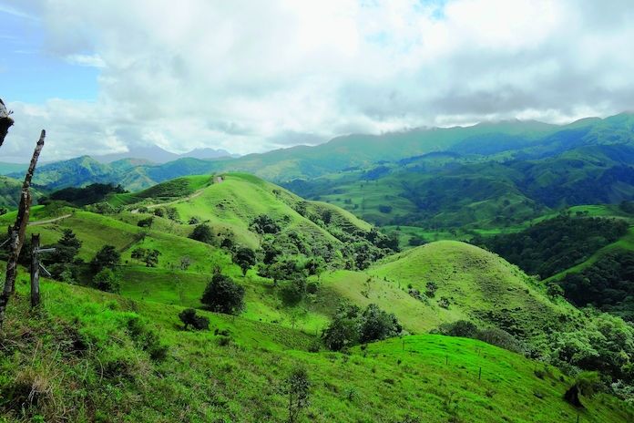 Kopcovitá krajina mezi jezerem Arenal a oblastí Monteverde.