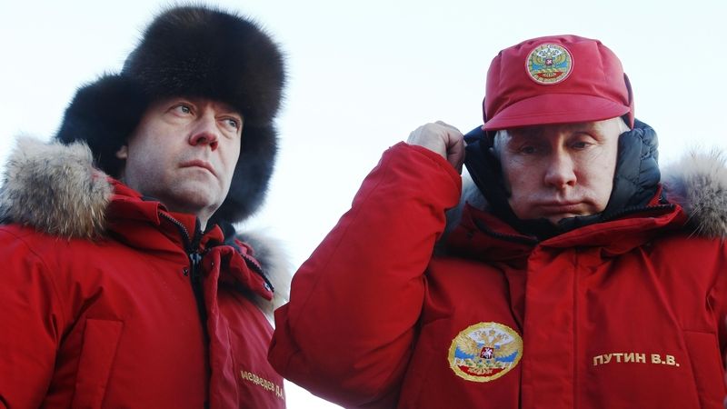 Ruský prezident Vladimir Putin a premiér Dmitrij Medveděv v zemi Františka Josefa