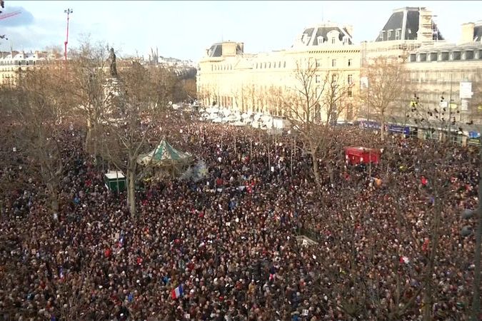 BEZ KOMENTÁŘE: K pochodu se v Paříži shromáždily statisíce lidí