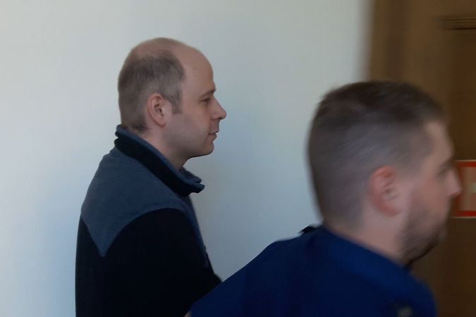 BEZ KOMENTÁŘE: Eskorta přivádí k soudu obžalovaného Martina Kostnera