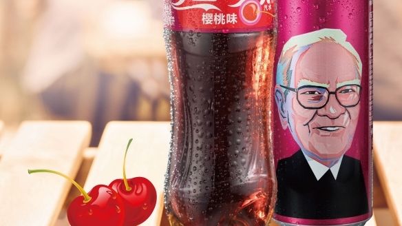 Investor Warren Buffett na plechovce Cherry Coke