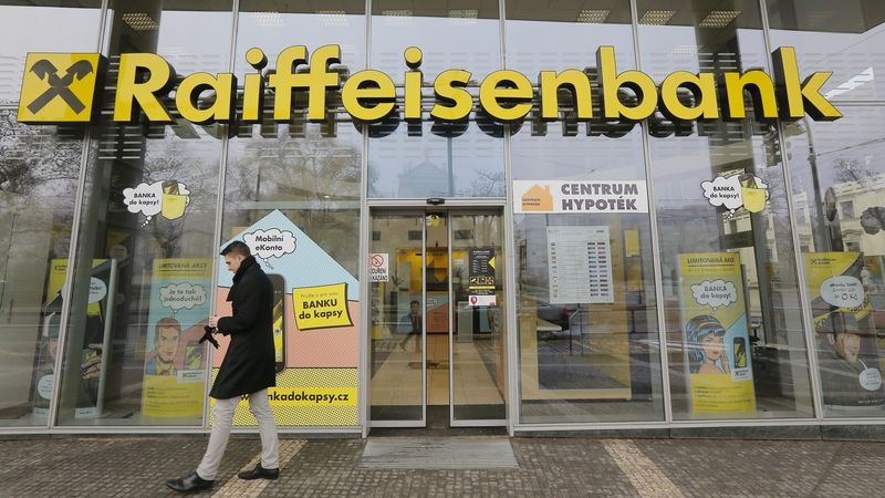 Raiffeisenbank klesl v pololetí zisk o 21 procent
