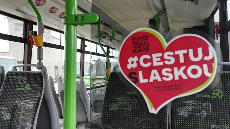 Autobusy s valentýnkami jsou označeny nálepkami kampaně Cestuj S Láskou