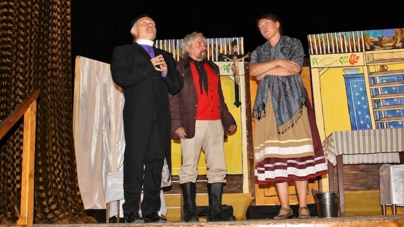 Foto z divadelního představení Dalskabáty, hříšná ves. Na snímku farář (Miloš Matas), kostelník (Vladimír Čada) a Plajsnerka (Olga Myšková)