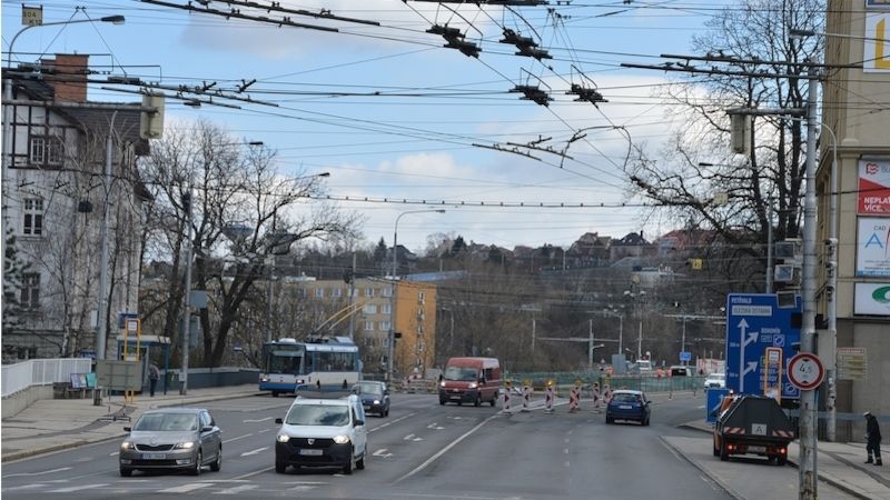 Pohled z Českobratrské ulice, pohled na opravovanou estakádu u mostu Pionýrů.