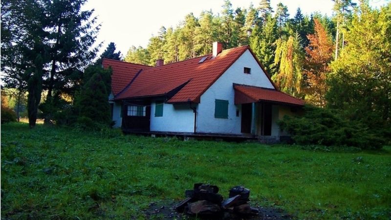 Slavná Werichova chata ve Velharticích, postavena v duchu Karafiátových Broučků v letech 1937 - 1938