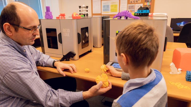 Podle učitele Roberta Havláska mají pedagogové radost, když vidí, jak se studenti učí pracovat s 3D pomůckami a osvojují si užitečné dovednosti.