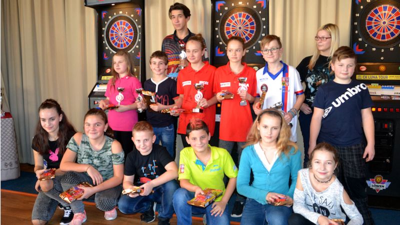 Účastníci turnajů mládeže (ti nejúspěšnější David Záruba nejvyšší zcela vzadu, sestry Melicharovy v červených dresech)