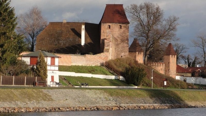 Cihlové středověké hradby jsou unikátní. 