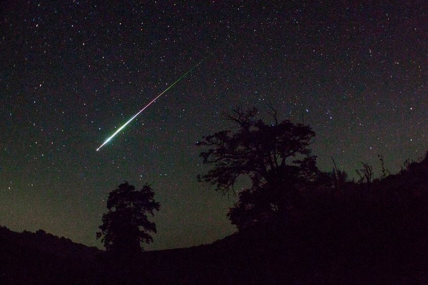 Letní roj meteorů jménem Perseidy nabízí zejména za jasné oblohy působivé nebeské představení.
