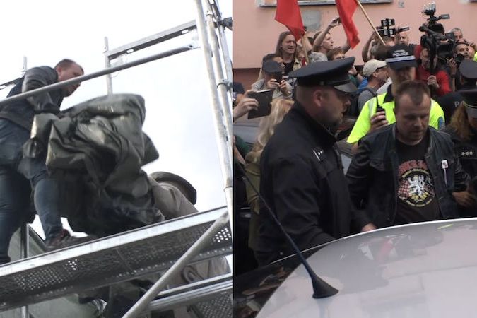 Aktivista sundává plachtu ze sochy Koněva