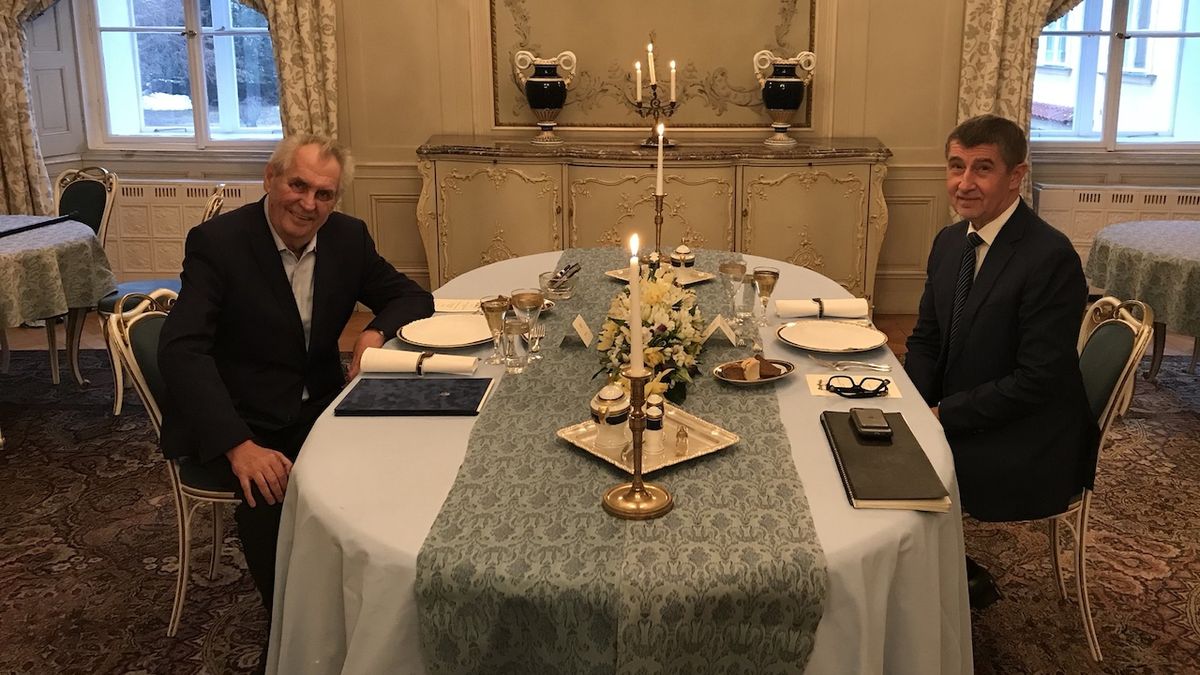 Prezident Miloš Zeman u večeře s premiérem v demisi Andrejem Babišem na zámku v Lánech