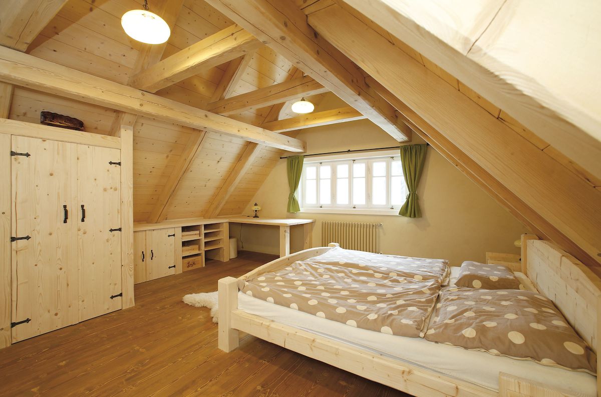 Prostorná ložnice s přiznaným krovem. Nábytek (skříně, postel) je smrkový. Okna dřevěná špaletová. V horní místnosti je i radiátor.