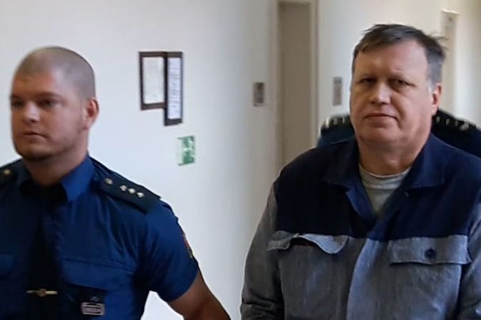 Vladimir Šiška přichází k soudu z výkonu trestu
