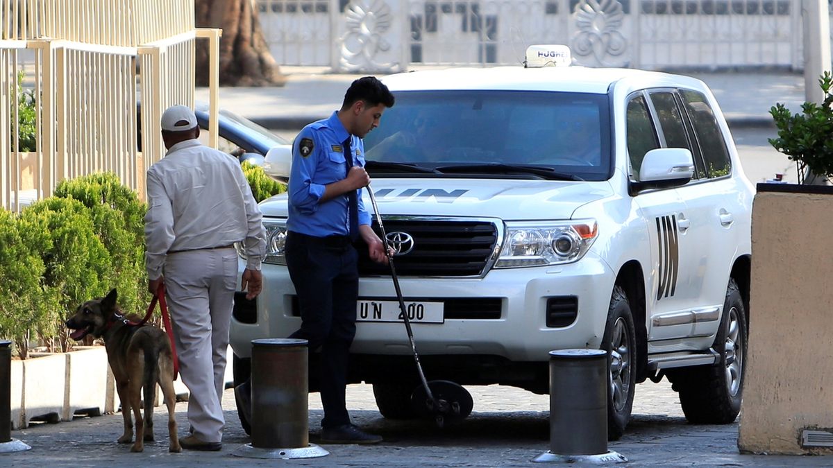 Vozidlo OSN převážející v Sýrii inspektory OPCW 