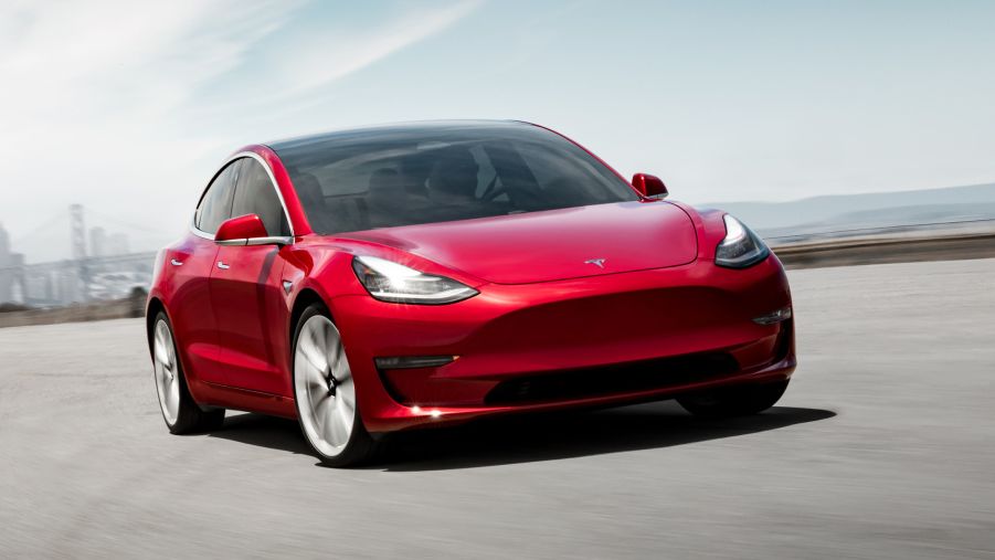 Tesla prodává nová auta s čtyři roky starými bateriemi
