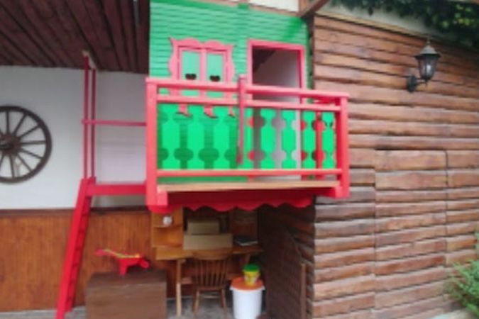 BEZ KOMENTÁŘE: Děda vyrobil roztomilý domeček pro vnučku