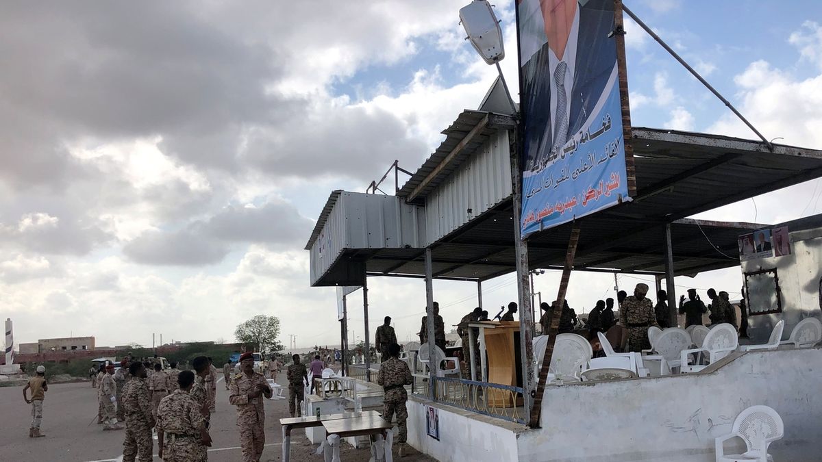 Jemenští vojáci u tribuny, na kterou zaútočil dron 