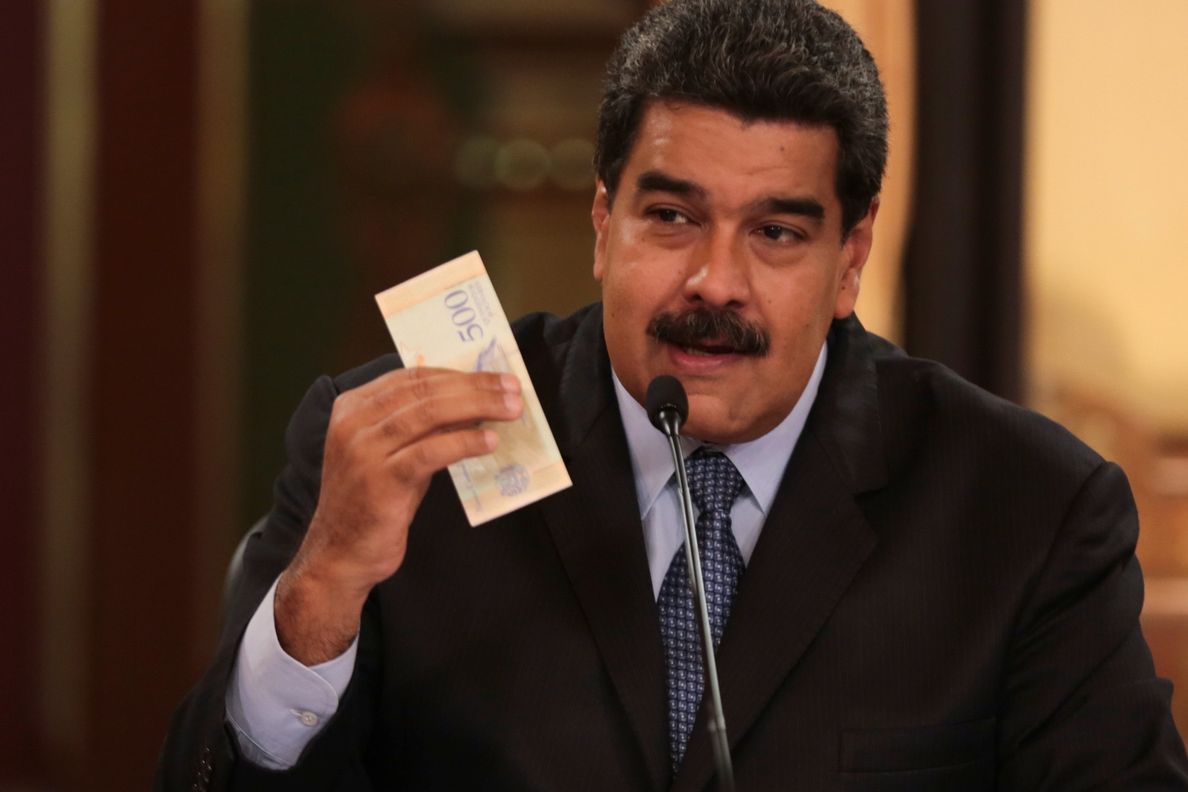 Venezuela zahajuje měnovou reformu, v jejímž rámci škrtne u domácí měny bolívaru pět nul. Prezident Nicolás Maduro ukazuje novou bankovku.