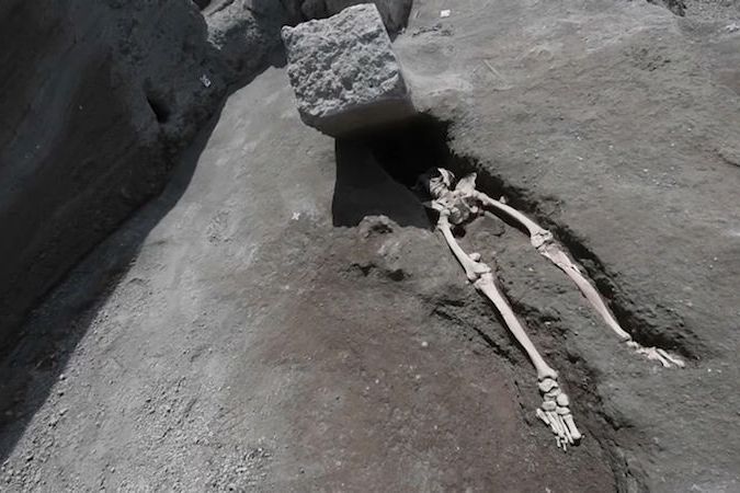 BEZ KOMENTÁŘE: Na pohřebišti v Pompejích našli kostru muže, kterého zavalil kámen, když v roce 79 utíkal při výbuchu Vesuvu