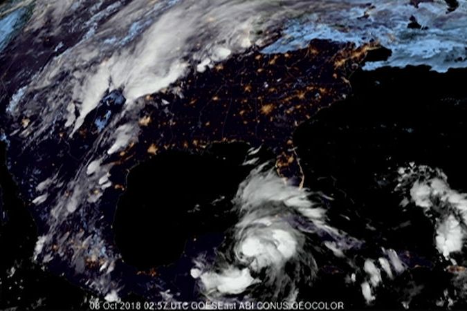 BEZ KOMENTÁŘE: K pobřeží u Mexického zálivu se blíží tropická bouře