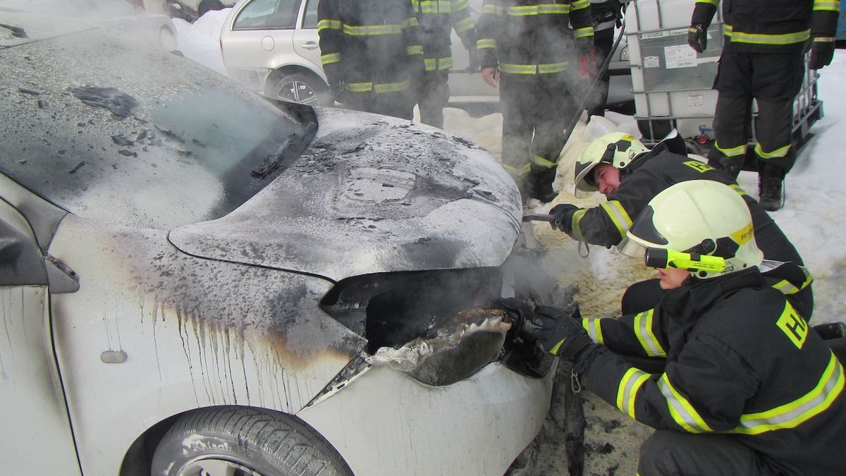 Požár zasáhl motor auta
