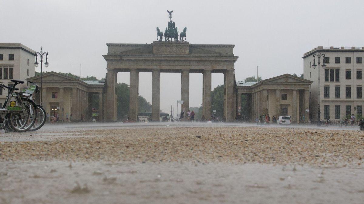 Bouře s lijákem ochromila Berlín 