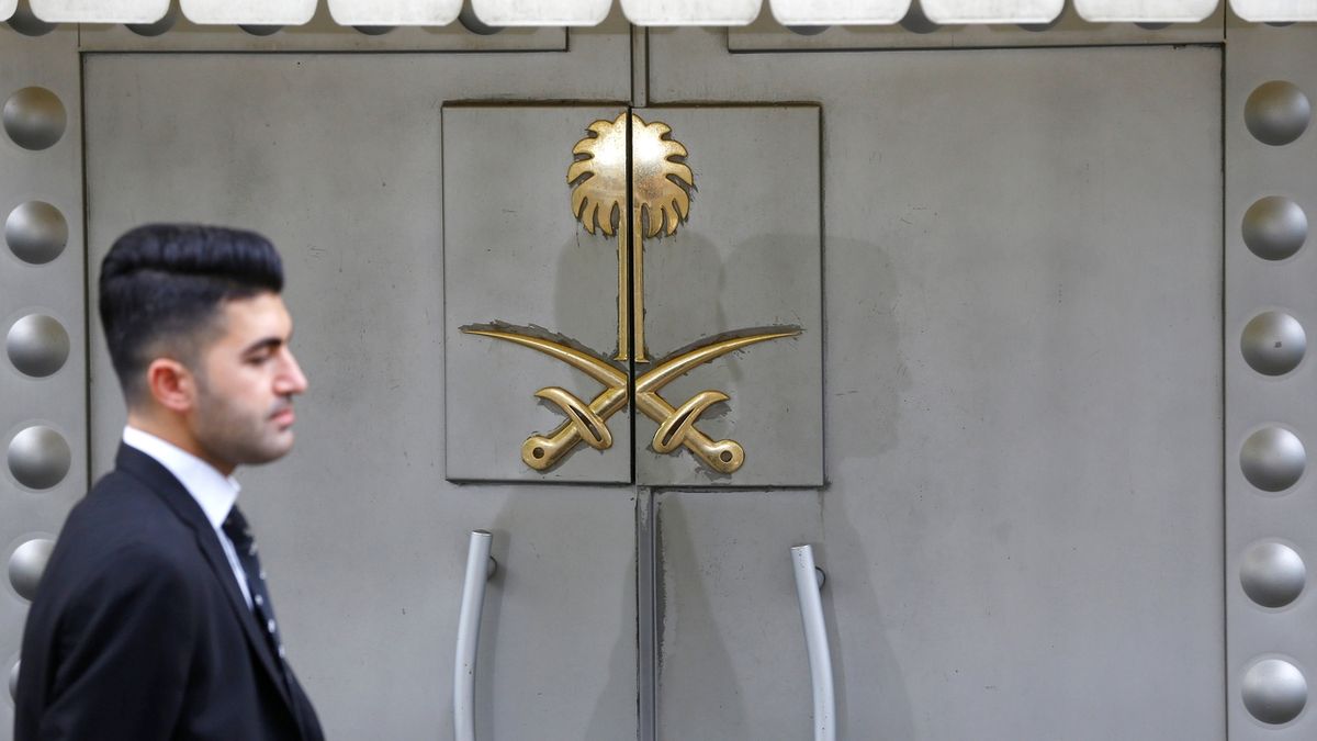 Strážný u vstupu na saúdskoarabský konzulát v Istanbulu
