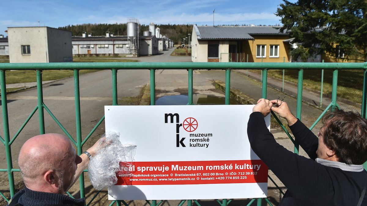 Muzeum romské kultury přebírá vepřín v Letech (duben 2018)