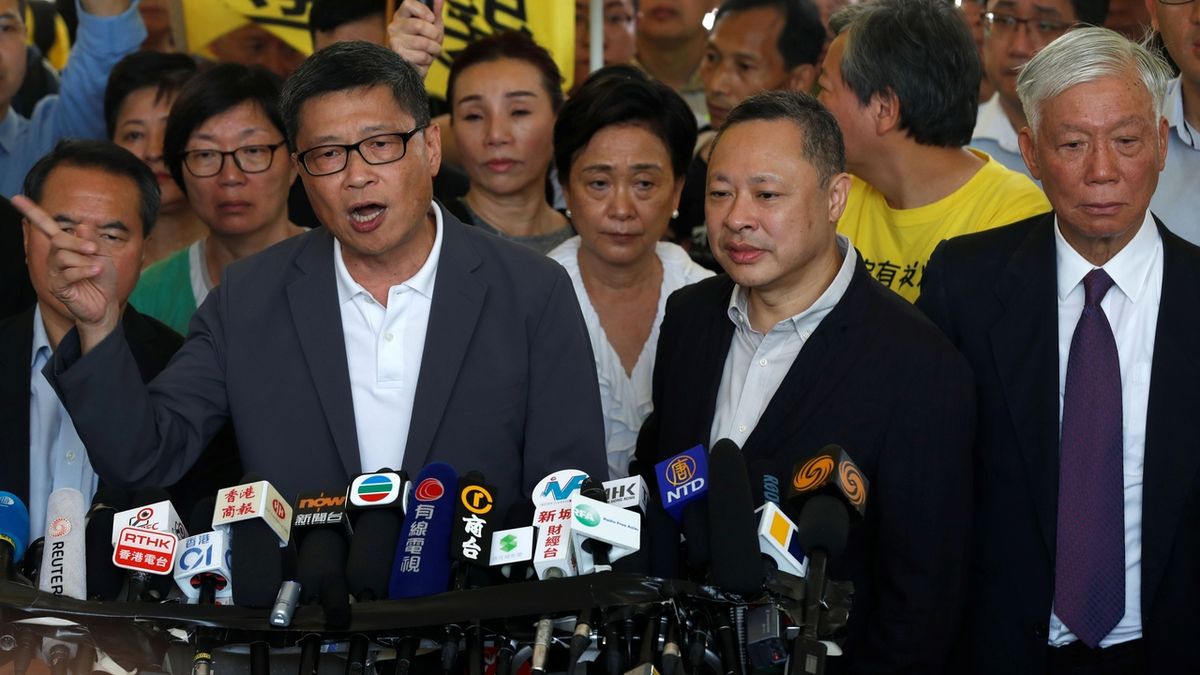 Zakladatelé hnutí Occupy Central Čhan Ki-man, Benny Tchaj a Čchu I-ming před budouvou soudu.