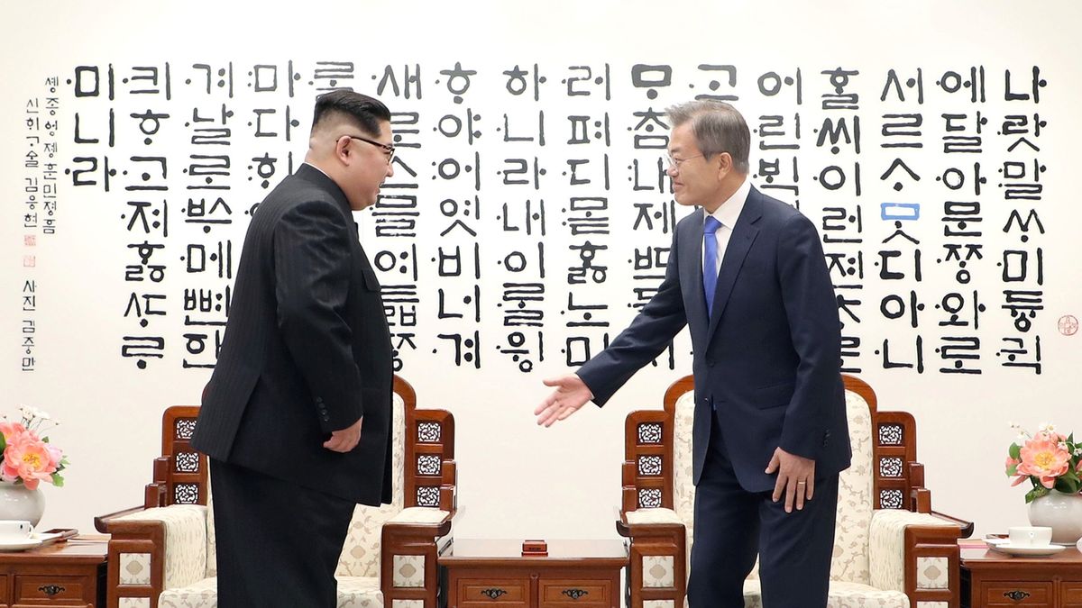 Severokorejský vůdce Kim Čong-un a jihokorejský prezident Mun Če-in v Domě míru, kde jednali. 