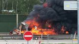 Na Pražském okruhu hořel po nehodě autobus, který vezl vězně. Jeden mrtvý a 14 zraněných