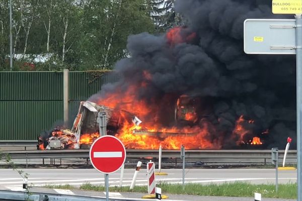 BEZ KOMENTÁŘE: Požár autobusu a nákladního auta 