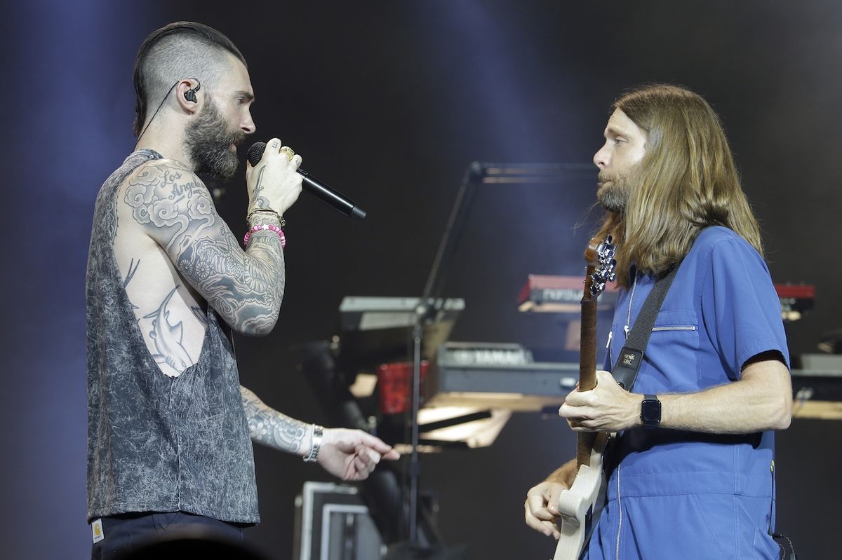 Maroon 5 v pražské O2 areně. Zleva zpěvák Adam levine a kytarista James Valentine