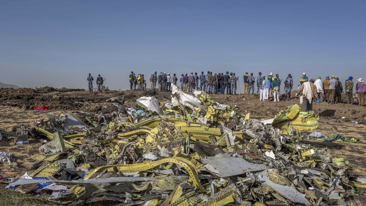 Trosky havarovaného Boeingu 737 MAX-8 Ethiopian Airlines